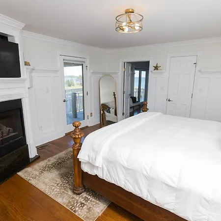 The Burrus House Inn Waterfront Suites-2